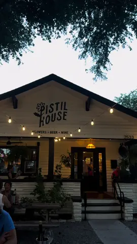a house turned bar in. st pete 🤍 the most amazing spot for a first date!!! #stpetersburg #thingstodo 
