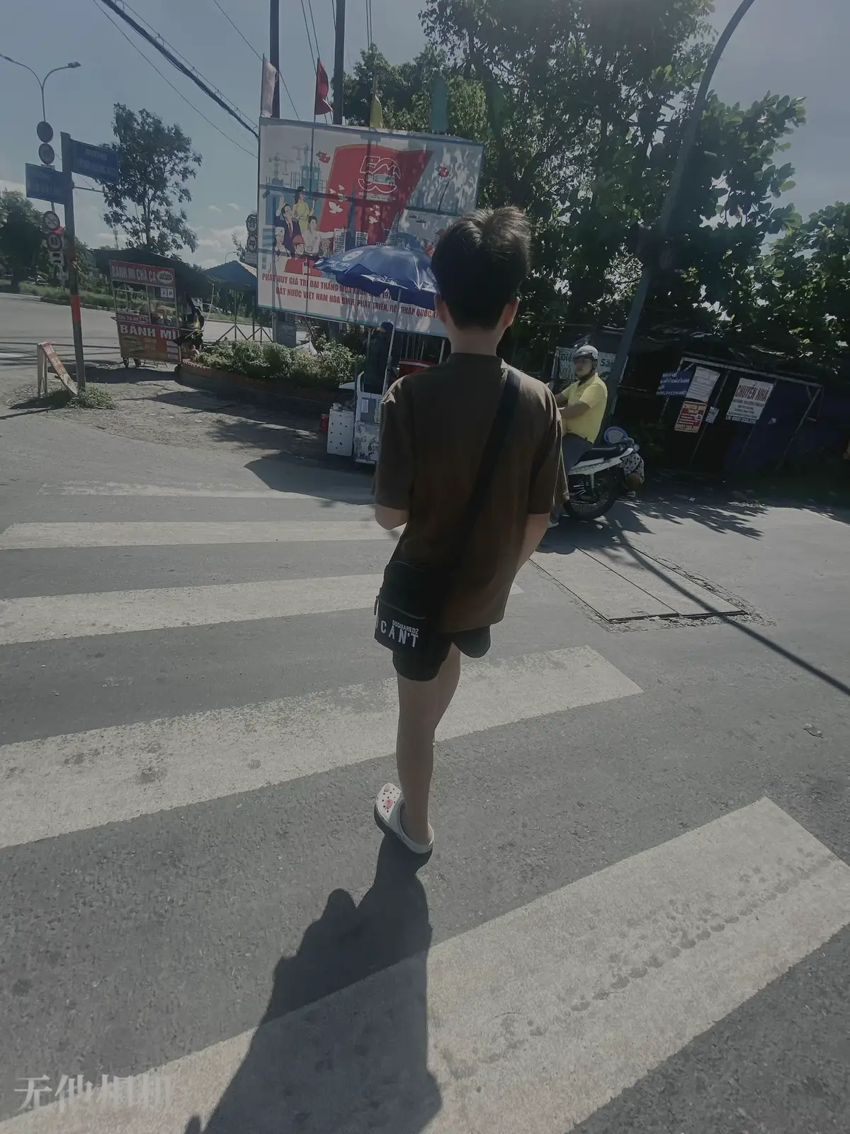 最痛的距离,不是天各一方,而是近在咫尺却 无法拥抱。