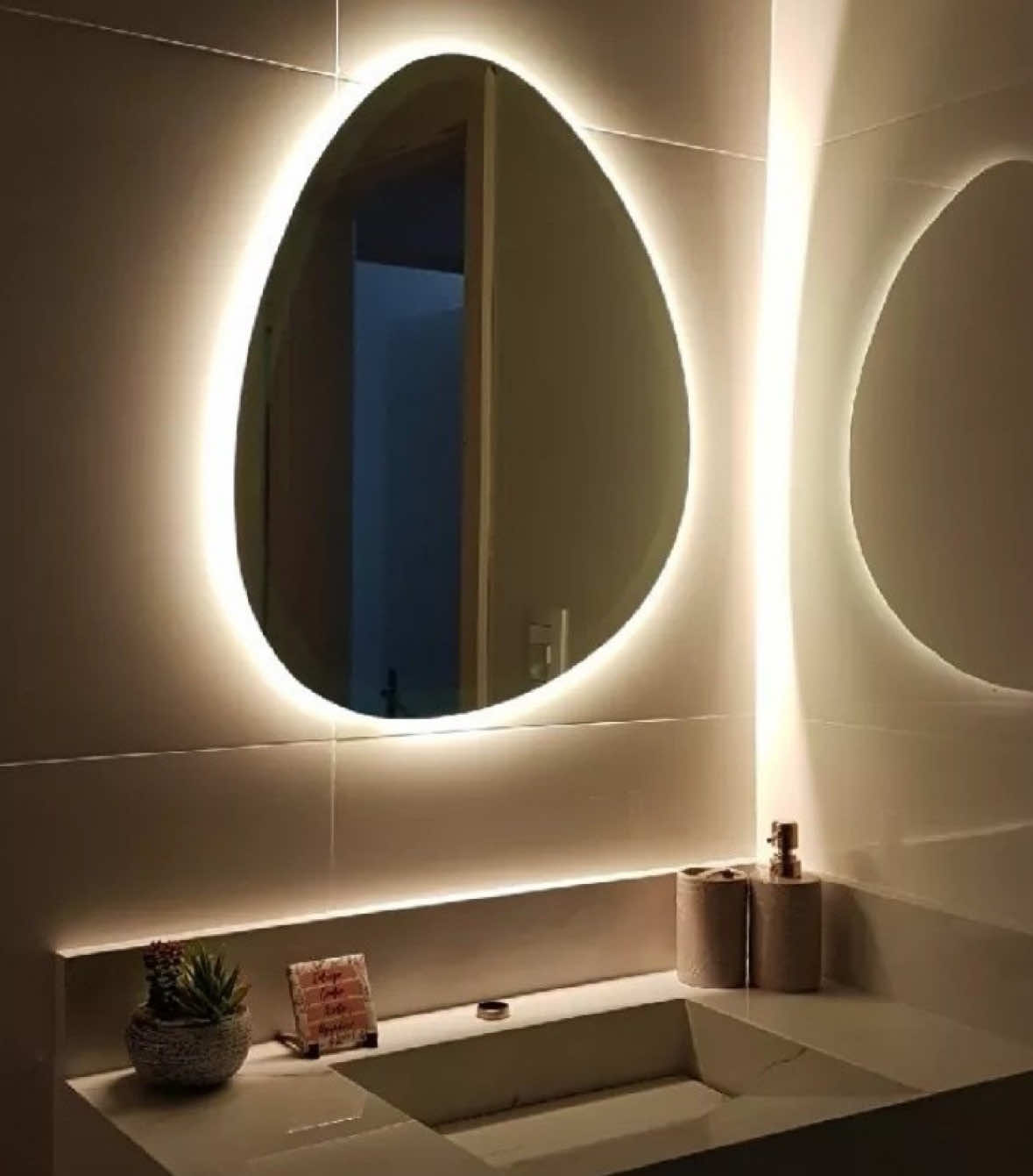 🪞✨ Moderno e sofisticado! Espelho Orgânico Gigante com LED — o destaque que sua decoração merece. 😍 Link: https://s.shopee.com.br/3qE1uVKUXy #espelho #espelhosdistorcidos #banheiro #quarto #casa 