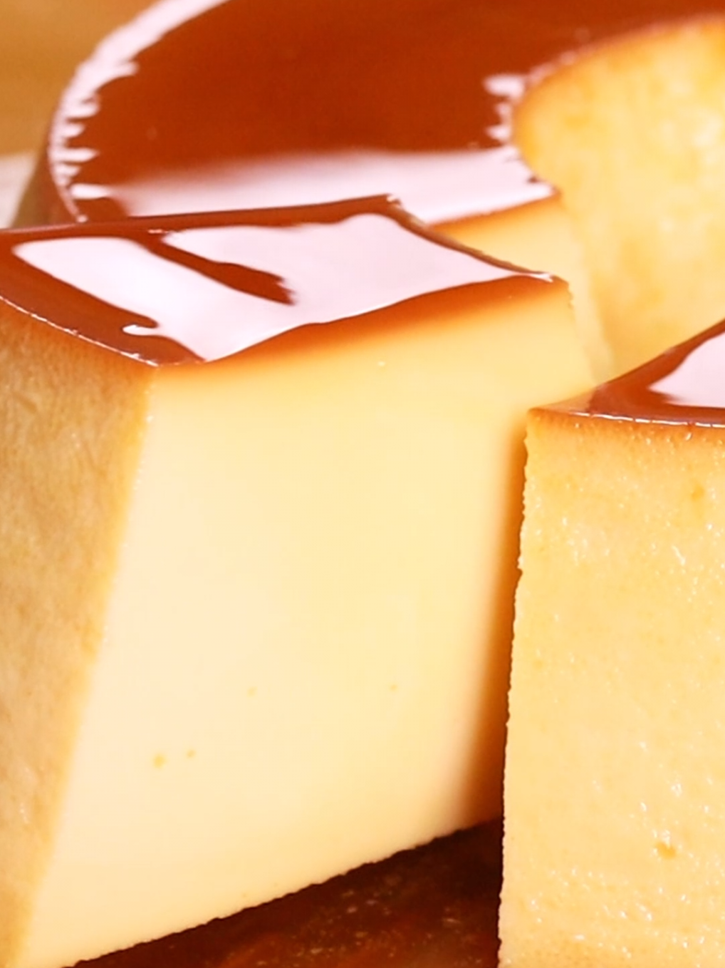 Derrete na boca! O pudim que ninguém consegue parar de comer #pudim​ #receitadepudim​ #pudimdeleite​ #sobremesa​  ➞ INGREDIENTES: XÍCARA DE 240ML 4 ovos  2 gemas 2 latas de leite condensado 2 latas de leite Calda: 1 xícara de açúcar 1/2 xícara de água