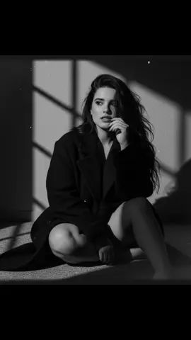 Eu ameiii e vocês!? 🥰😍 Pra fazer essa foto no gemini,use esse comando:  1• Crie uma imagem, um retrato estético em preto e branco de um eu elegante (use minha imagem com 100% de rosto preciso) sentada no chão em iluminação dramática. Ela está usando um casaco escuro grande com cabelos bagunçados e volumosos cobrindo parcialmente o rosto dela. Sua pose é emocional e introspectiva, com uma mão perto da boca e a cabeça ligeiramente virada para o lado. Sombras de uma janela caem sobre a parede atrás dela, criando uma atmosfera temperamental artística.  2.     Use a pessoa da foto acima nesta cena, mantendo os traços reais da mulher e a fidelidade ao seu rosto. Ela está sentada em pose descontraída, com o corpo levemente inclinado para frente, apoiando o queixo sobre a mão, com um sorriso natural e expressivo. Ela veste um terno social feminino elegante na cor cinza, com ombreiras estruturadas, blazer levemente aberto e calça social combinando. O fundo é liso e escuro, em tons de cinza, criando contraste sofisticado.  #creatorsearchinsight #gemini #ia 
