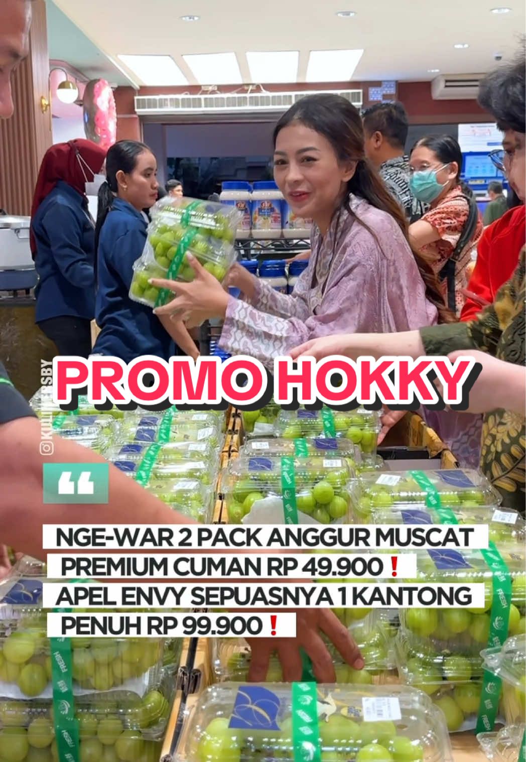🍎🍇 WAR BUAH BUAH PREMIUM CUMA 3 HARI! Siapa cepat, dia dapat! 💨 26–28 September 2025 cuma di Hokky Supermarket ✨ ✨ Promo GOKIL: ✅ Apple Envy – Rp99.000 per kantong segel full! ✅ Anggur Muscat – Rp49.000 dapat 2 BOX! 😱 💳 Berlaku semua metode pembayaran (Jumat–Minggu) 📍Seluruh outlet HOKKY SUPERMARKET 📦 Kantong plastik disediakan ⚠️ Selama persediaan masih ada 🧤 Pakai sarung tangan → isi kantong → serahkan → bayar → bawa pulang buah mevvahmu! 💥 Jangan sampai kehabisan yaa… Apple Envy & Anggur Muscat gini biasanya ludes duluan!