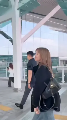 Lisa at the airport today, it seems like she caught a cold 😭#bp_dinny🤍 #BLACKPINK #LISA #BLINK #fst♡ 