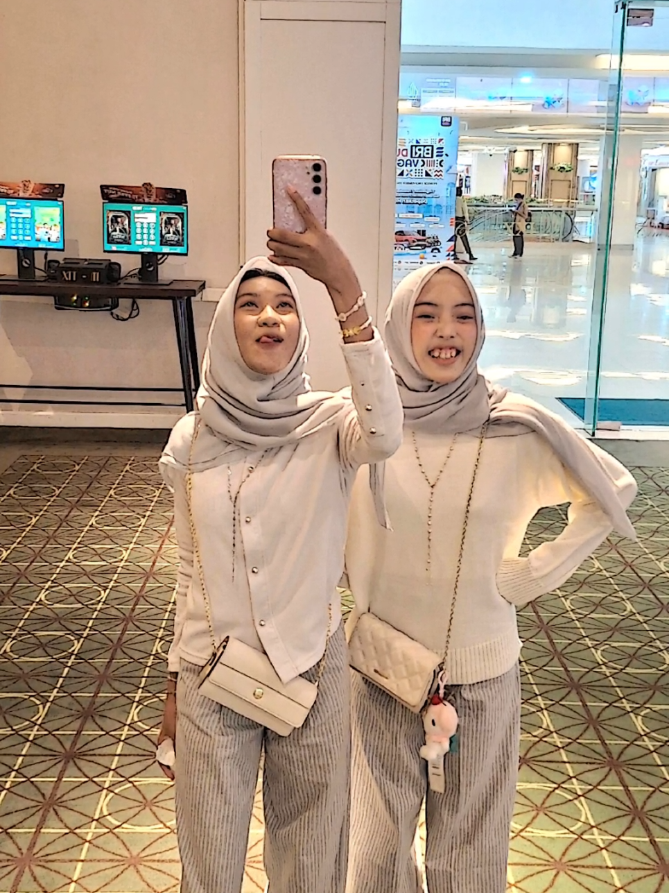 day 1 #coupleoutfit 🙂‍↕️