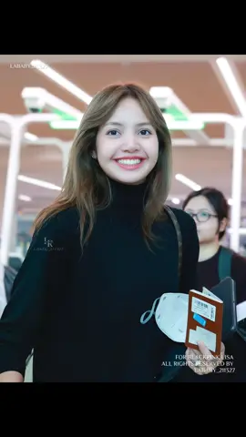Lisa at the airport ready for the PFW 😍 Have a safe flight baby ✈️ 💛 #LISA #lalisa #LISAxLouisVuitton #LVSS26 #pfw  @LISA @LLOUD 