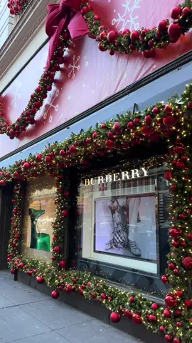 Who’s ready for Christmas in NY?? ❤️ #nyc #christmasinnewyork #walkinginnyc #christmastiktok 