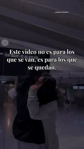 Este video es para quienes nunca aparecen en las fotos del aeropuerto… pero sienten la despedida más que nadie. 👩‍👩‍👧 Para esas madres fuertes que lloran en silencio. 👨‍👦 Para esos padres que revisan el celular cien veces al día. 👵👴 Para esos abuelos que luchan con la tecnología para vernos un ratico. 👫 Para esos hermanos que se hacen los duros, pero sienten el vacío en la mesa familiar. Ustedes también emigran, aunque no crucen fronteras. Gracias por sostenernos, por esperar, por creer y por amar. 💛 💬 ¿A quién le dedicarías este video? Etiquétalo en los comentarios.#vivirlejosdecasa #migrantes #vivirenelextranjero #expatlife #latinos 