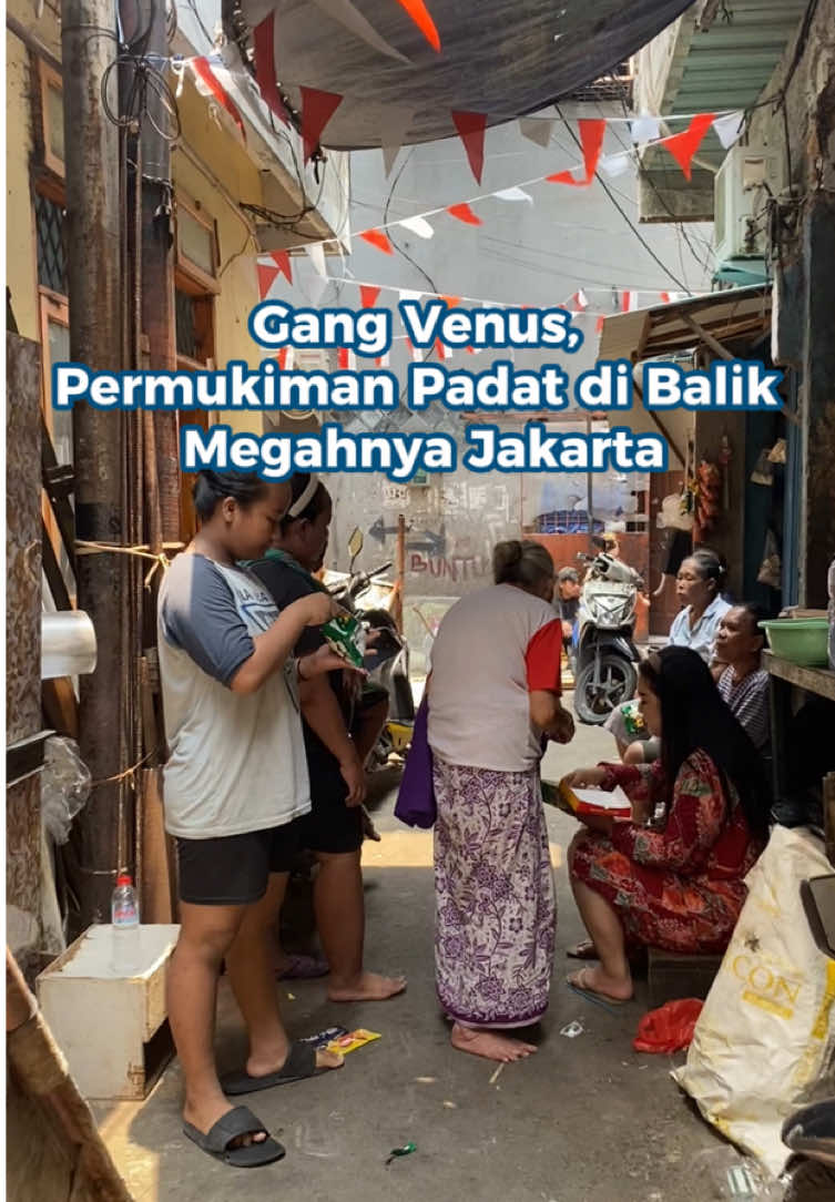 Di tengah Kota Jakarta, gedung-gedung tinggi berdiri gagah dan mewah. Tapi di sisi lain, banyak permukiman yang kontras dengan predikat kota metropolitan. Salah satunya adalah Gang Venus, yang terletak di Kecamatan Tambora, Jakarta Barat. Kawasan ini dinobatkan sebagai gang paling padat di Jakarta. Kalau kalian, ada yang sudah pernah main ke sini? Content Creator: Jessica Emmanuella Produser: Yuna Fikry #Liputan #GangVenus #Jakarta #Viral #InfoJakarta