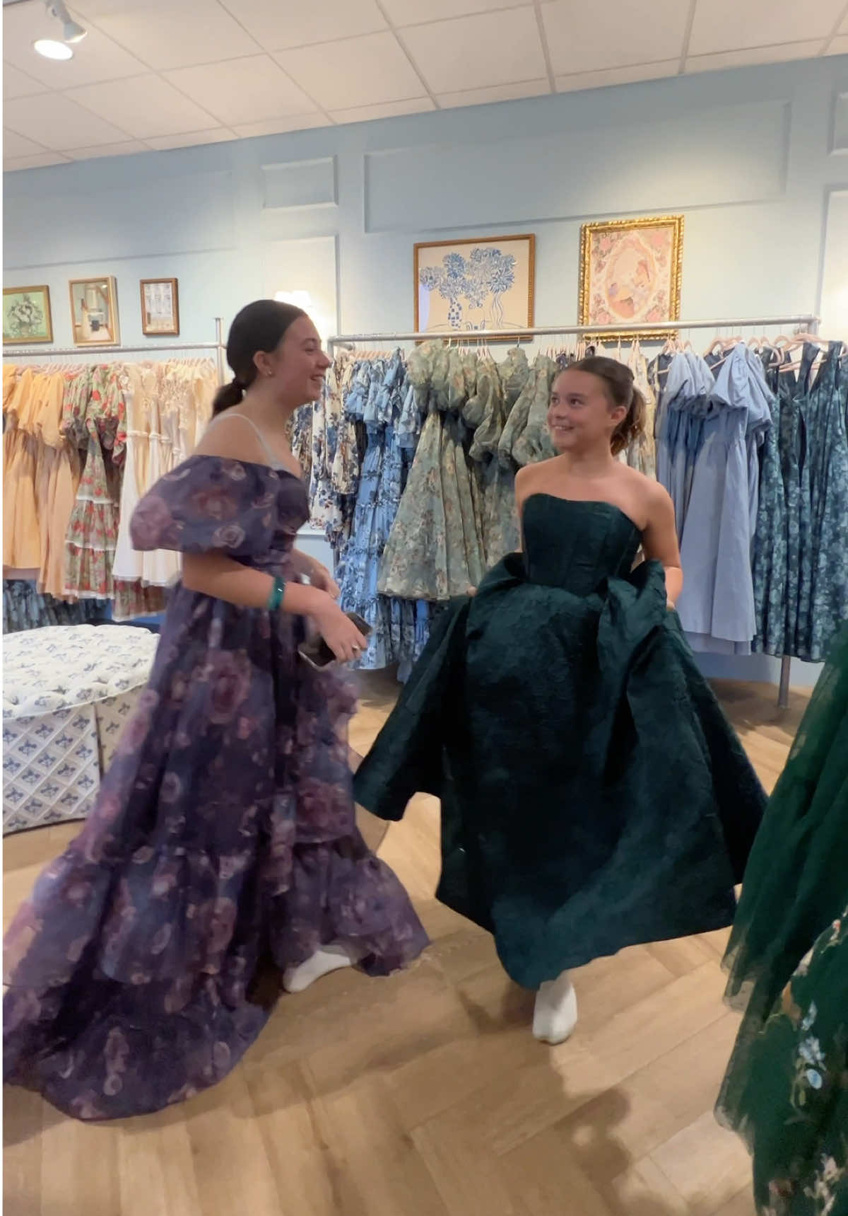 My daughters Indie and Willa picking out dresses for the @jessakae OZ ball 🤣😍🥹 👗 👑 