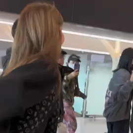forever lovely with fans and their presents 🥹. #LISA #LALISA #LLOUD #viral #fyp 