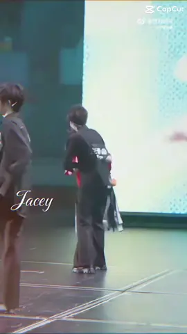 Dáng đi chân chéo của Heng vẫn là thứ gì đó khiến tôi mê không lối thoát ❤️💜🐶#trandichhang_chenyiheng_陈地恒💫🇨🇳#tfgiatộcf4#thoidaiphongtuan🍿🍀💫🇨🇳#fyp#fypシ゚viral 