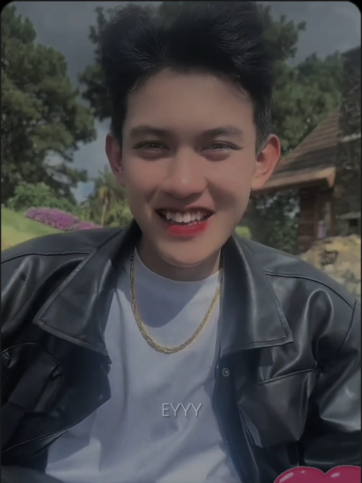 Lạnh lùng với thế giới nhưng ngọt ngào với vk nè. clip đầu vk ẻm quay, ảnh sau tui chụp, 2 biểu cảm khác nhau #CapCut #xuhuong #trending #đàlạt #chodemdalat 