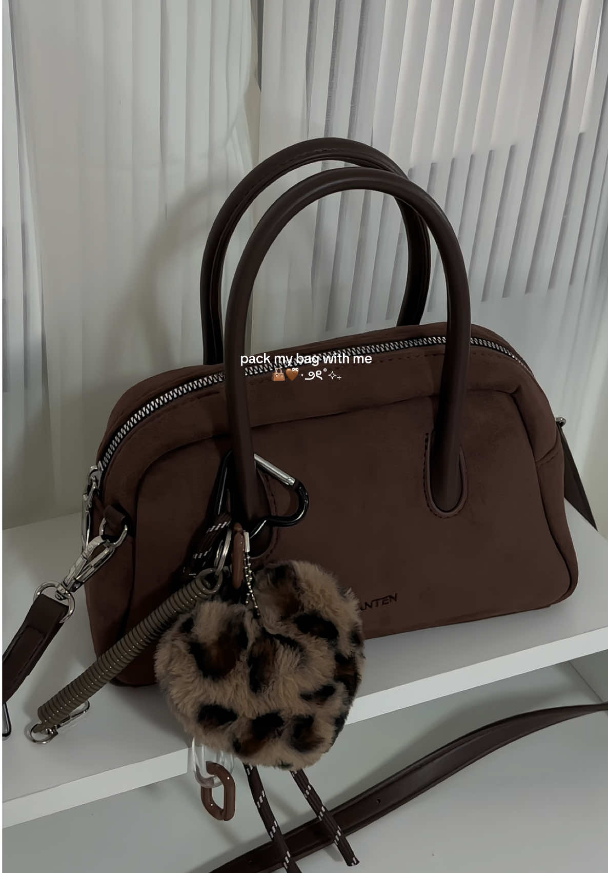 pack my bag with me 👜🤎✨ #whatsinmybag #bostanten #bag #packwithme #suedebag 