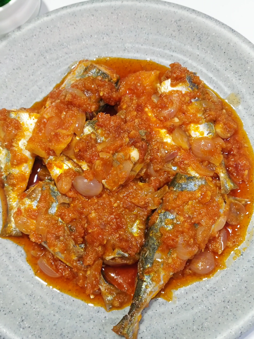 Mau makan enak tdk slalu ribet. Coba resep ini IKAN MASAK SARDEN dijamin lahap makan 🤤 Bahan 1: -500gr ikan kembung, bersihkan perutnya, dibuang kepala dan ekornya Bahan 2(dihaluskan) -3 buah tomat -1/2 sdm Desaku Cabai Bubuk -2 sdt Desaku Bawang Putih Bahan 3: -3 sdm minyak goreng -8 buah bawang merah,dirajang -1 cm jahe,dimemarkan -1 sdm gula -1 sdt garam #ikansarden_satset  #resepsatset_rudy  #masaksimple 