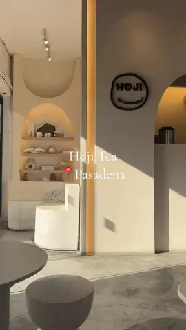 Stumbled upon an aesthetically pleasing tea shop in Pasadena🍵 we ordered the Hoji Matcha Blend and the blended Fresh Peach Mango! Both were tasty and worth visiting! @HOJI Tea Community #lacoffeeshops #lacoffee #pasadenafood #lafoodie #losangelesfoodie 