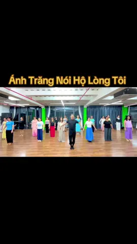 Một buổi tối thứ 5 mưa gió bão bùng... các chị đẹp vẫn chăm chỉ đi học múa với e. Đơn giản vì các chị thích Ánh Trăng Nói Hộ Lòng Tôi  月亮代表我的心.  P/s: lớp đông quay clip 0,5 mà vẫn tràn màn hình 😜🤪😆😋 😜😝😘#caothanh1388 #thầykendạymúa #múa #múacổtrang #ánhtrăngnóihộlòngtôi 