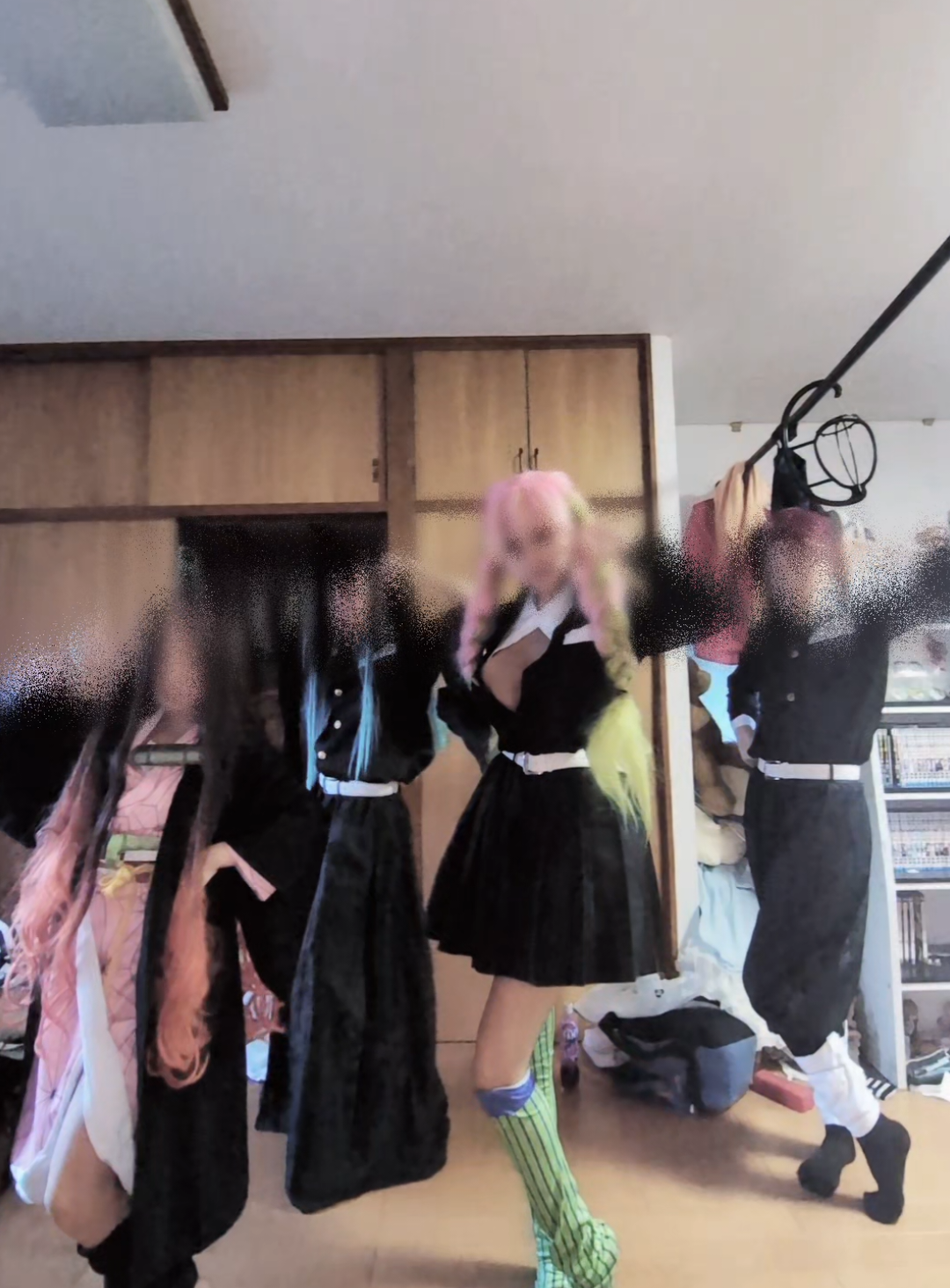 全員ダンス怪しいのやめようか 甘露寺蜜璃 私 竈門禰豆子 @sion  竈門炭治郎 @ゆい  時透無一郎 @ぼっちでもいいじゃん。  #鬼滅の刃 #鬼滅の刃コスプレ 