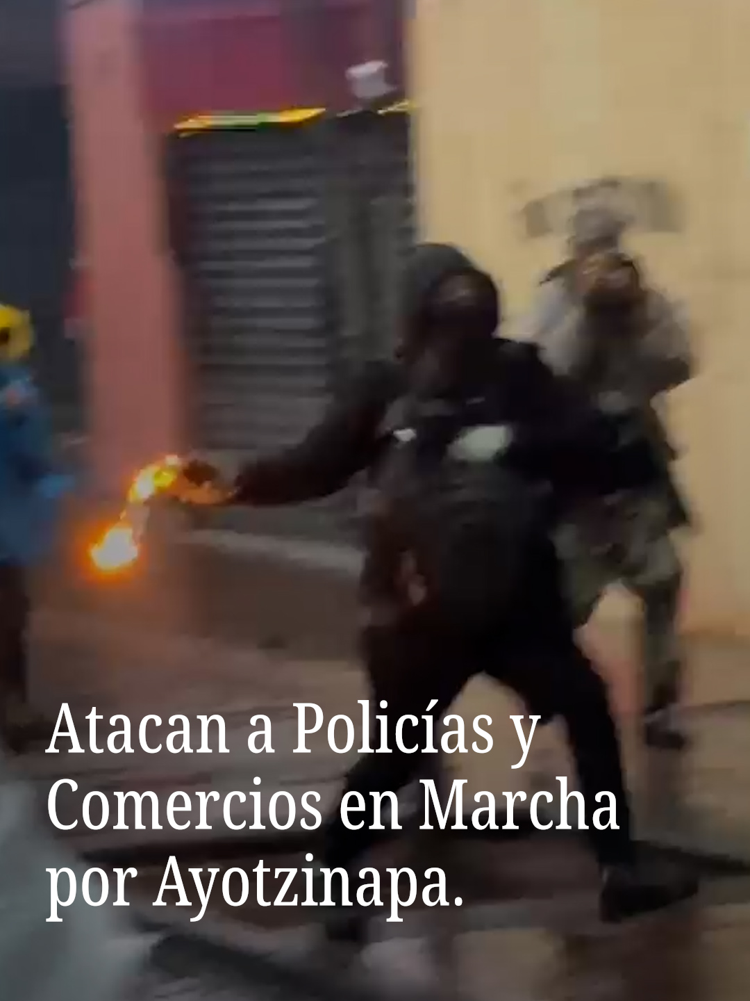 En la marcha por los 11 años del caso Ayotzinapa, un grupo de manifestantes con el rostro cubierto causaron destrozos, pintas y se enfrentaron con policías en la avenida 5 de Mayo de la CDMX. #ayotzinapa #cdmx #marchaayotzinapa