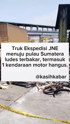 Truk ekspedisi JNE menuju Pulau Sumatera ludes terbakar di daerah  Pelabuhan Merak pada hari Jum'at (26/09). Semua paket turut menjadi korban termasuk 1 unit motor sehingga gagal di kirimkan ke pembeli, apakah termasuk paket kamu? cr:rindu766_hei #kasihkabar #tiktok #jne #sumatera
