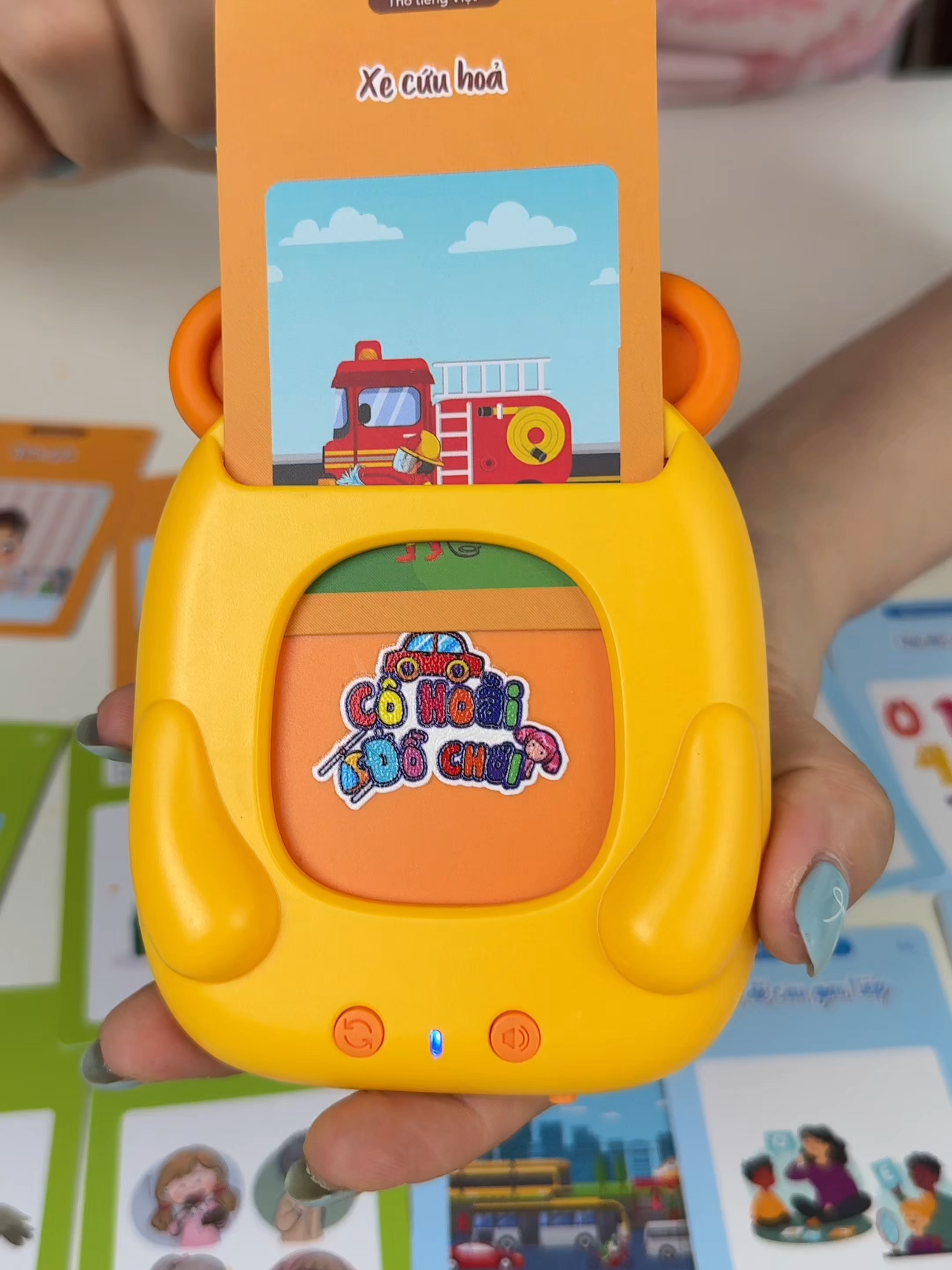máy đọc thẻ somg ngữ cho bé, với nhiều chủ đề cho con học hỏi, từ chuyện thơ cho đến các bài học cuộc sống #cohoaidochoi #dochoithongminh #dohoichobe