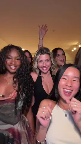 Baddie w her baddie friends @windsorstore #windsorambassador #ad #besties #fitcheck #fyp @chichi veronika :) @Hi @Mia Hart @bysofiasilvestri 