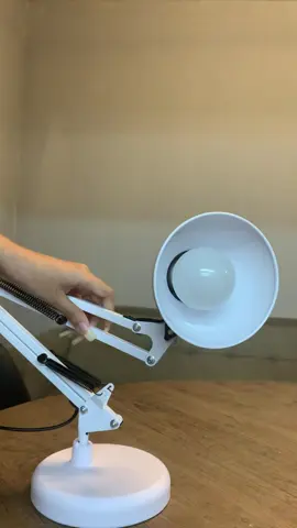 ✨ Luminária Articulada Pixar ✨ Perfeita para quem busca praticidade e estilo, a luminária articulada conhecida como “luminária Pixar” é ideal para iluminar seu ambiente de estudo ou trabalho. Com design clássico e funcional, permite ajustar a luz exatamente onde você precisa, garantindo conforto e eficiência no dia a dia. 📏 Disponível em dois tamanhos: 65 cm e 90 cm 🎨 Cores: branco e preto Versátil, moderna e cheia de personalidade, ela é a escolha certa para deixar seu espaço mais iluminado e sofisticado. #casa #decoracao #luminaria 