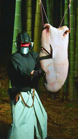 本物の日本刀で巨大なレバーを切る⚔️  / SAMURAI SWORD Skills VS Giant Liver ☠️⚔️ ⚠️撮影に使用される食材は、撮影後に美味しくいただいております。 All food used in this production was not wasted. It was thoroughly enjoyed after filming. #KATANAMAN #SAMURAI #SAMURAISWORD #JAPANESESWORD #VAGABOND #侍 #日本刀 #カタナマン #居合 #居合切り #抜刀術 #抜刀 #達人 #バガボンド