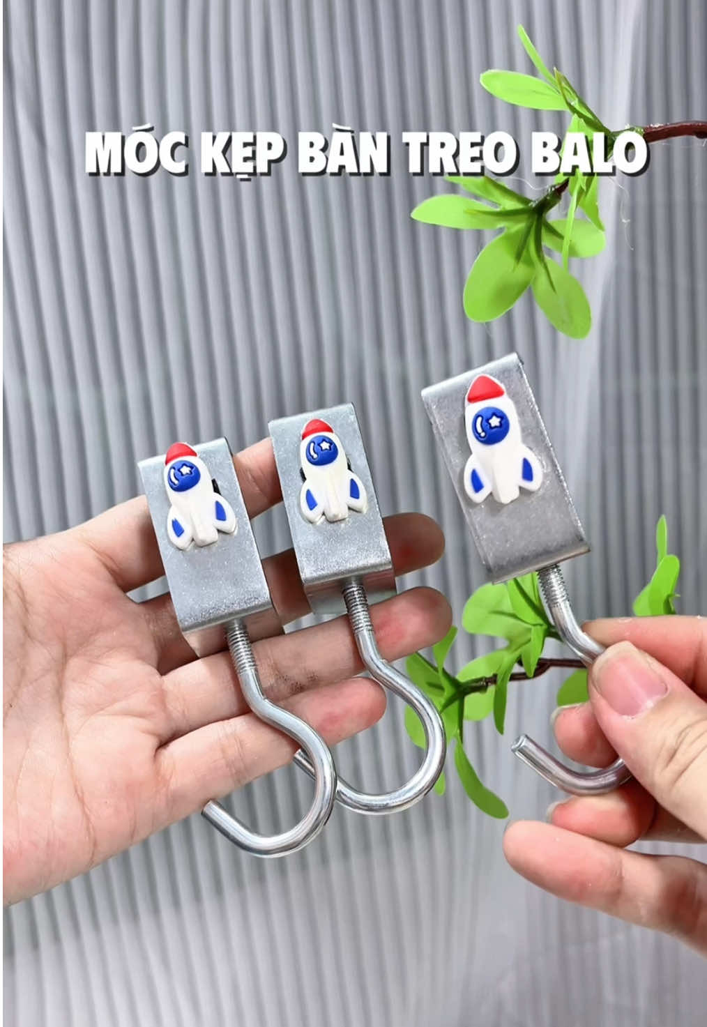 Móc kẹp bàn treo BaLo, túi xách. Tiện cực mà lại gọn gàng nữa nha #moctreokepban #moctreo 