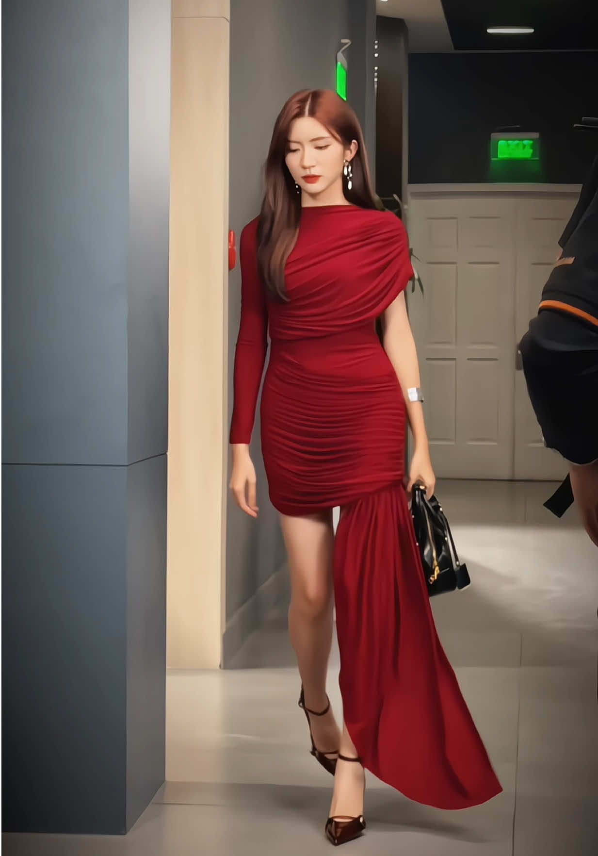 Váy đỏ làm anh xao xuyếnnn 🤓🤓🌹 #dvngochuyen99 #dienvienngochuyen #ddevl #yeah1 