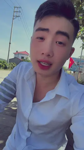 Vết son đôi môi em trên áo anh Vẫn còn hôm qua Sao nay vất vả anh đi tìm kiếm em Cùng người ta!