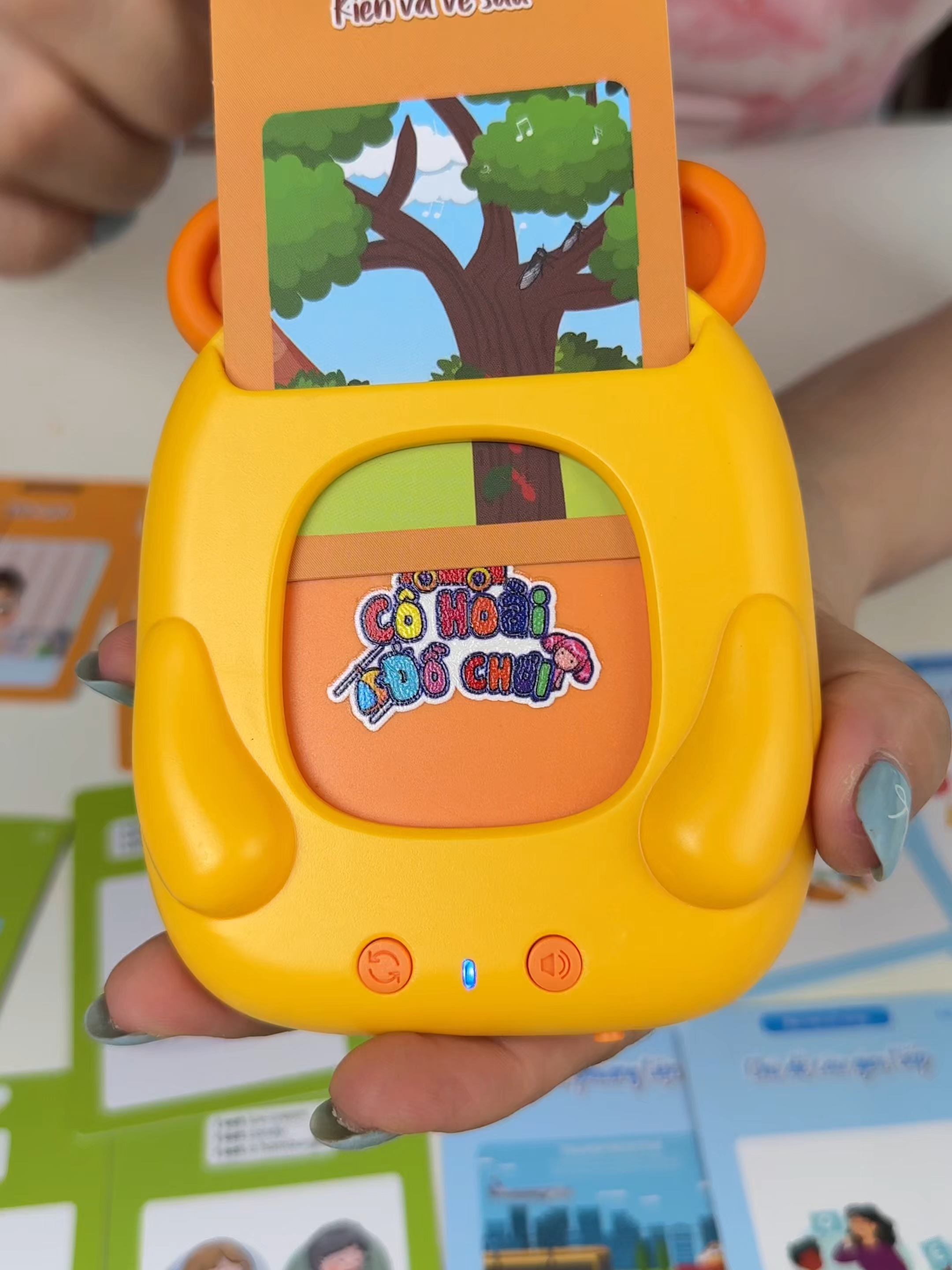 máy đọc thẻ song ngữ 5in1 cho bé, với nhiều chủ đề cho bé khám phá, học hỏi, kèm theo những bài học trong cuộc sống, hữu ích vô cùng ba mẹ ơi #cohoaidochoi #dochoithongminh #dochoitreem