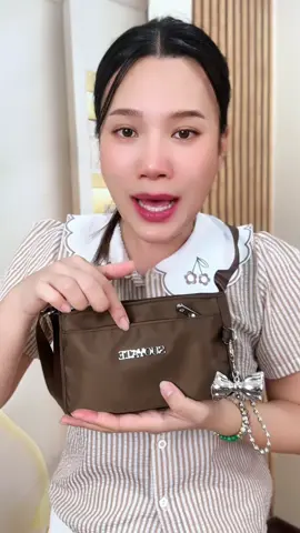 ตอบกลับ @แอ๋น  1974 กระเป๋าใส่โทรศัพท์มือถือ กระเป๋าผ้าขนาด 7 นิ้ว ขนาดกำลังดีสะพายน่ารัก มีหลายช่องซิปด้วย ใส่ของสะพายได้ทุกวันคล่องตัว ใช้ดีค่ะ  #ป้ายยาแฟชั่น#กระเป๋าสะพาย#กระเป๋าแฟชั่น#กระเป๋าสะพายข้าง#กระเป๋าใส่โทรศัพท์ 