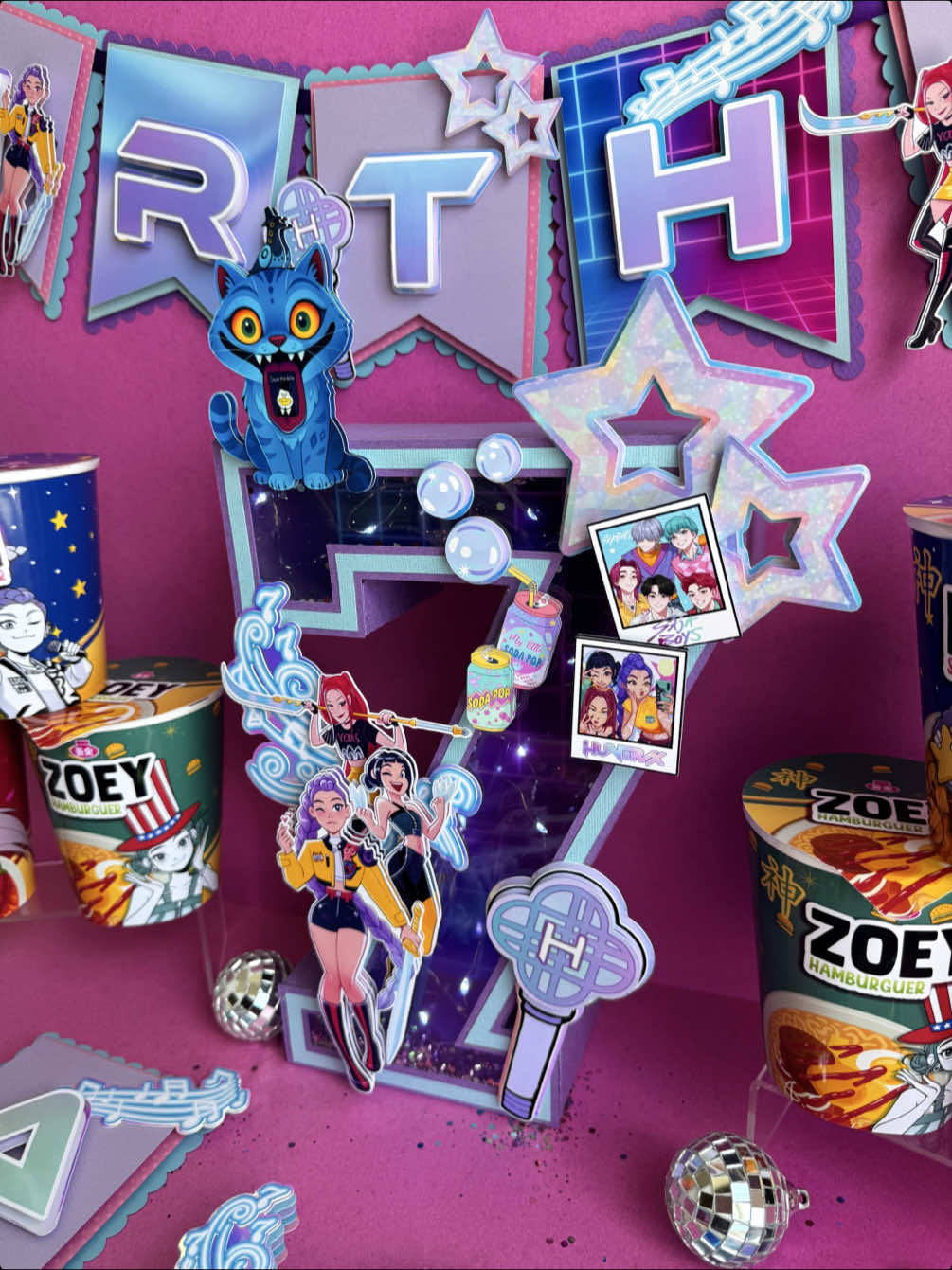 Every detail counts ✂️🎶 From the iridescent stars to K-pop lightsticks, this Huntrix themed 3D letter will be the main character of any party 💜💙🩵  Fairy Lights just know how to make any party item stand out ✨ #Huntrix #HuntrixVibe #KPopDemonHunters #KPopDemonHuntersEdit  #BirthdayParty      