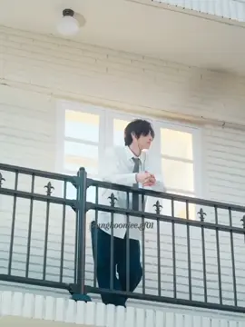 POV : Kamu adalah (Y/N), kamu gadis cantik sexy, umurmu baru menginjak 20. Namun masa gadismu hilang karna kamu di jodohkan oleh teman ayahmu. Sunghoon. Dia seorang CEO muda yang terkenal dengan sifatnya yang cuek, dan tidak suka dengan perempuan. (bukan berarti dia gay ya!). Perjodohan kalian berdua di lakukan dengan sungguh cepat. baru sekali pertemuan dan 3 hari kemudian kalian menikah. 3 haripun berlalu, aku duduk di kursi pengantin, gaun putih masih terasa asing di tubuhku. Pandanganku tak lepas dari pria dingin di sampingku. Sunghoon. “Mengapa menatapku begitu?” suaranya pelan tapi tajam. Aku menelan ludah. “Aku… hanya masih belum percaya kita benar-benar menikah.” Dia menoleh sekilas, matanya datar. “Kamu pikir aku percaya? Bahkan aku belum mengenalmu.” Aku menghela napas. “Aku juga tidak meminta semua ini terjadi.” Sunghoon menyilangkan tangan. “Kalau begitu, jangan pernah coba bertingkah layaknya istri sempurna. Aku tidak butuh.” Aku menoleh cepat. “Lalu apa gunanya kita menikah? Hanya formalitas di depan orang tua kita?” Dia menatapku lekat, rahangnya mengeras. “Tepat sekali. Jangan berharap lebih.” Keheningan menggantung, hanya terdengar napas kami yang berat. ____ Pernikahan kalian berdua telah selesai, kalin berdua sampai di rumah megah milik Sunghoon. Sesampainya dirumah, Sunghoon langsung melontarkan kata kata yang membuat hatimu tergores. 