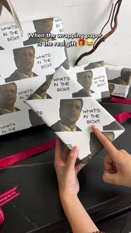 You can’t stop hearing the line… WHAT’S IN THE BOX?! 👀 #bradpitt #whatsinthebox #wrappinggifts #se7enmovie #bradpittfans 