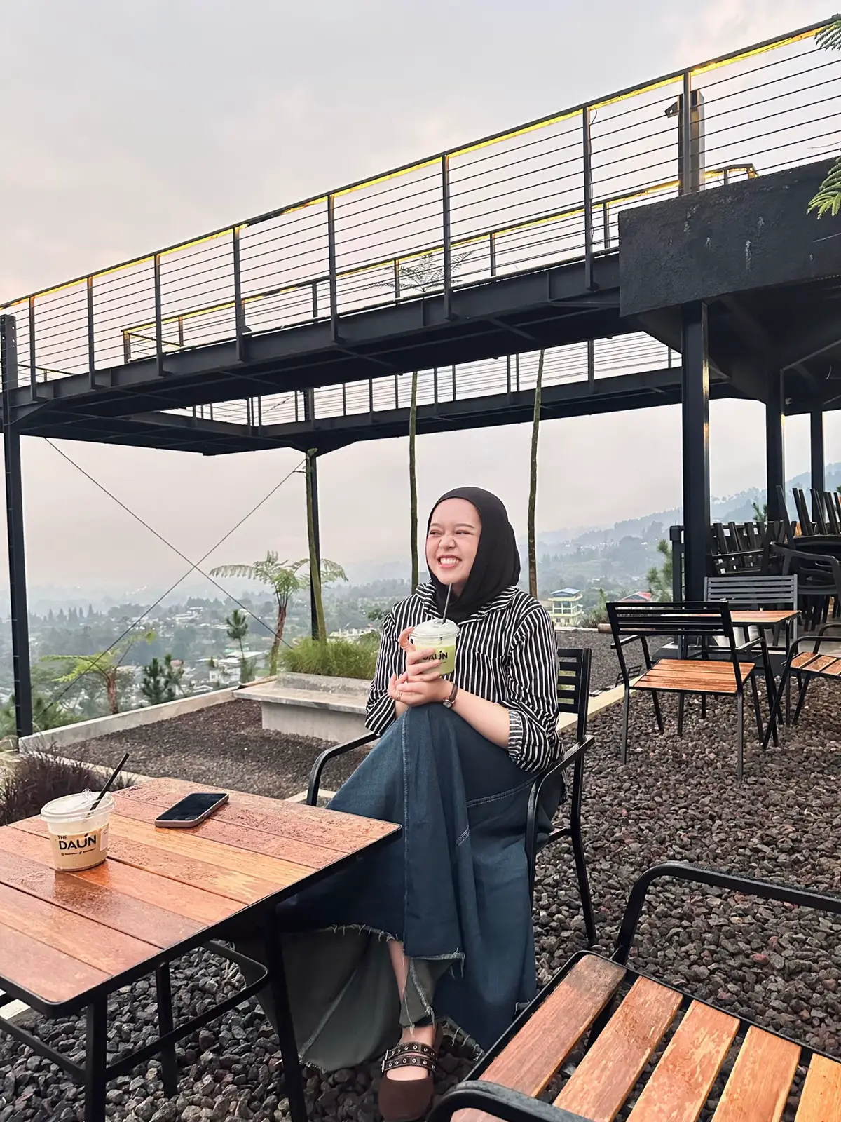cafe dengan view gunung + city light ✨ banyak spot foto jugaaa, makanan sm minumannya masih promo diharga 20rb  📍The Daun Cafe #coffeeshop #cafebogor #tempatnongkrong #tempatngopi #thedaun 