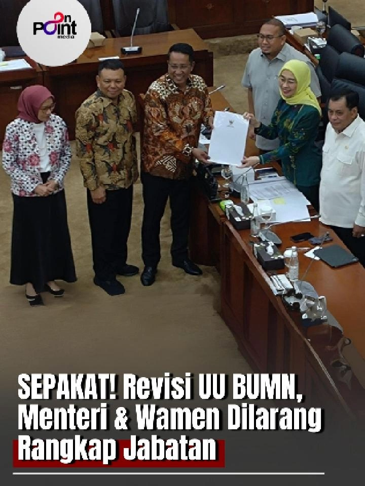 Rancangan Undang-Undang (RUU) Perubahan Keempat UU Nomor 19 Tahun 2003 tentang Badan Usaha Milik Negara (BUMN) resmi disepakati untuk dibawa ke tahap pembicaraan tingkat II di rapat paripurna DPR. Ketua Panja sekaligus Wakil Ketua Komisi VI DPR, Andre Rosiade, menegaskan salah satu poin utama revisi adalah larangan rangkap jabatan bagi menteri dan wakil menteri di direksi, komisaris, maupun dewan pengawas BUMN. Andre menegaskan aturan ini lahir sebagai tindak lanjut putusan Mahkamah Konstitusi, sekaligus memastikan tata kelola BUMN semakin bersih dan fokus. Menurutnya, rangkap jabatan berpotensi menimbulkan konflik kepentingan sehingga harus dihentikan demi transparansi dan akuntabilitas. “Kami ingin memastikan BUMN benar-benar dikelola untuk kepentingan rakyat, bukan kepentingan pribadi atau politik,” ujarnya. Selain larangan rangkap jabatan, revisi UU BUMN juga memuat sejumlah poin penting lain, mulai dari penguatan kewenangan Badan Pengaturan BUMN, kesetaraan gender dalam jajaran direksi, hingga penegasan peran BPK dalam melakukan audit. Dengan berbagai perubahan ini, DPR berharap BUMN dapat semakin optimal berkontribusi terhadap kesejahteraan rakyat dan kedaulatan ekonomi nasional. #RUUBUMN #ReformasiBUMN #AndreRosiade #BUMN #UU19Tahun2003 #RevisiUU #PolitikIndonesia #EkonomiNasional #Transparansi #Akuntabilitas #HukumIndonesia #OnPointMedia