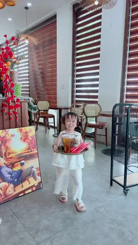 Cứ ngỡ bà ý đi vệ sinh mà quay sang đã thấy bê hẳn 3 cốc nước nặng hơn người ra luôn!! #fyp #luongtuoanh #xuhuongtiktok 