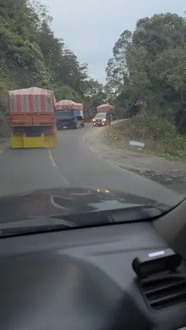 Penggunaan lampu hazard katanya beda untuk mobil besar, panjang dan bermuatan berat... Ternyata tidak kok... Persepsi mereka saja yang salah.. Ini salah satu buktinya... #kendaraan #lampusein #truk #perjalanan #lampuhazard 