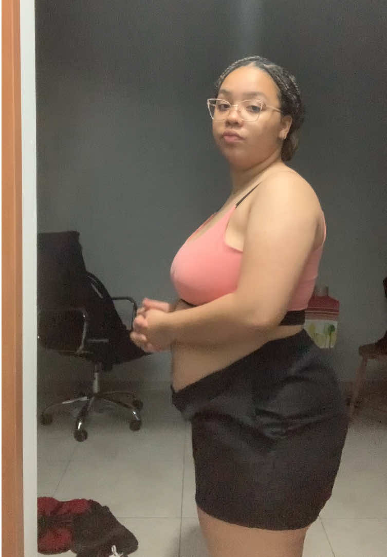 Eu sei que não cheguei até aqui por puro desleixo, foram muitos fatores pra que eu chegasse a beira dos 100kg, mas hoje me arrependo amargamente de não ter me policiado um pouquinho mais pra não chegar onde estou hoje. Eu sei que vou vencer a obesidade, mas pensar no processo que vai ser me deixa em pane… Tenho tantas mudanças pra fazer ainda, coisas que ainda não sei nem por onde começar, rotina que precisa urgente de alterações… Mas eu consigo! Você também consegue! Não deixe essa tristeza te consumir, você não está sozinha! Me acompanhe aqui e na rede vizinha, vamos vencer a obesidade! #obesidade #reeducaçãoalimentar #vidasaudável #vidafitness #gorda 