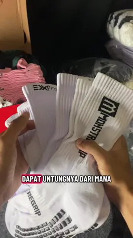 Kesel ga sih waktu olahraga ga nyaman, karna suka slip waktu pake sepatu ,yuk rasain bedanya #fyp #kaoskaki #Running #antislip #murah 