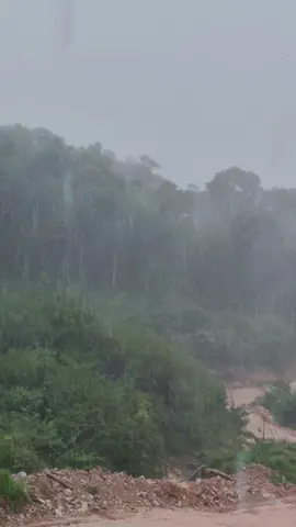 雨一直下