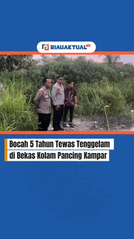 KAMPAR (RA) - Tragedi mengenaskan menimpa seorang bocah berusia lima tahun bernama Muhammad Razik Ramadhan. Anak ketiga dari empat bersaudara itu ditemukan meninggal dunia akibat tenggelam di sebuah kolam berisi air di Jalan Kamboja, Kecamatan Tambang, Kabupaten Kampar, Kamis (25/9/2025). Peristiwa bermula ketika korban bermain bersama dua temannya di sekitar lokasi kejadian. Diduga karena rasa penasaran, korban membuka baju dan mencoba mandi di kolam tersebut, sementara kedua temannya urung ikut. “Korban dan kawannya mungkin penasaran karena sering lihat orang ke kolam itu. Anak saya kira kolam itu dangkal, lalu buka baju dan langsung mandi. Ternyata dia masuk ke tengah, padahal tidak bisa berenang,” ujar ayah korban, Wira Saputra (38), Jumat (26/9/2025) kepada Riauaktual.com di lokasi kejadian. Wira menambahkan, tubuh putranya ditemukan di dasar kolam dengan posisi telungkup. Ia menduga kolam tersebut merupakan bekas galian yang kemudian dijadikan kolam pancing. “Anak saya ditemukan di dalam kolam dengan kondisi telungkup. Saya tahu setelah satu jam anak saya tenggelam. Saat diangkat ke daratan, anak saya sudah tidak tertolong lagi,” terang Wira. Sementara itu, Kapolres Kampar, AKBP Boby Putra Ramadhan Sebayang, memastikan pihaknya masih melakukan penyelidikan terkait peristiwa tersebut dan telah meminta keterangan sejumlah saksi. “Dari hasil penyelidikan sementara, kolam itu bukan bekas galian C, melainkan kolam pancing. Namun, penyelidikan tetap berlanjut untuk memastikan penyebab dan kronologi kejadian,” ungkap AKBP Boby. . . Selengkapnya: www.riauaktual.com https://riauaktual.com/news/detail/110155/bocah-5-tahun-tewas-tenggelam-di-bekas-kolam-pancing-kampar #riauaktual #video #viral #fyp #tiktok  