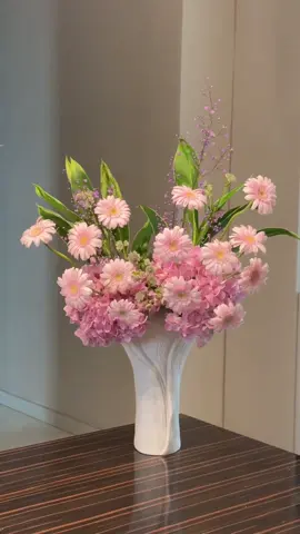 Những viên kẹo hồng ngọt muốn sún răng 🩷  ~ Một bình hoa mix nhẹ nhàng, tú cầu hồng cùng những bông đồng tiền tone hồng cực ngọt ngào 😍  #thichcamhoa #yeuhoa #nghiencamhoa #hoadep #hoadepmoingay 