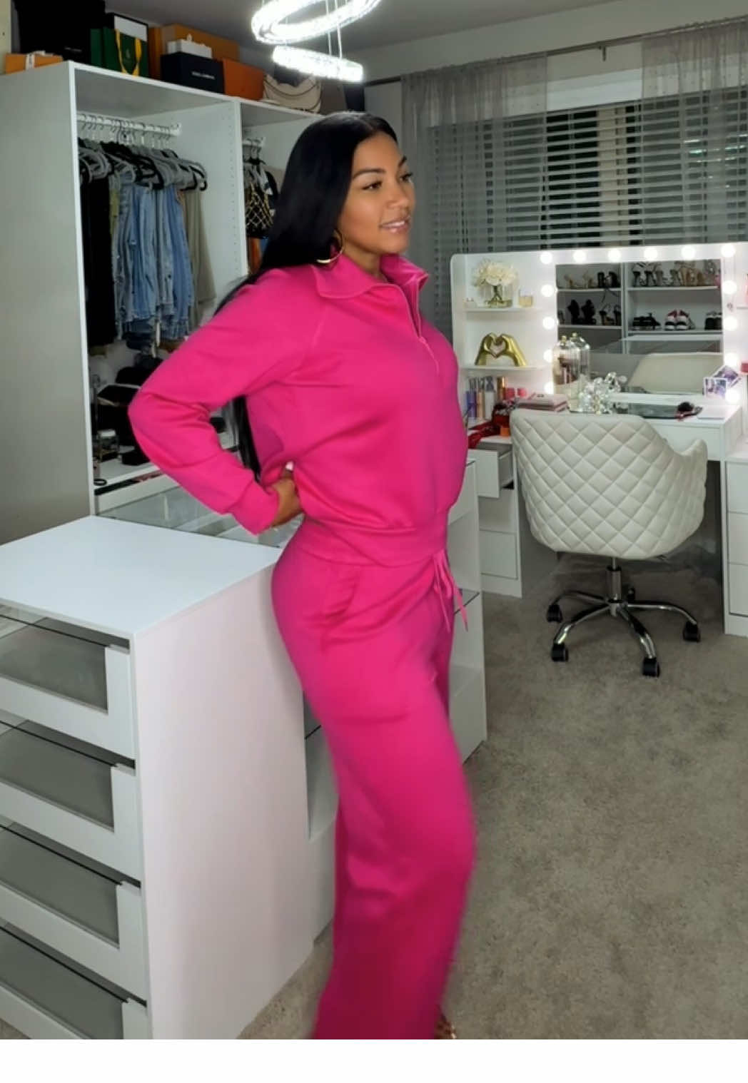 Stepping out trying different colors this fall … This jogging suit is bomb quality- grabs yours , it’s linked above 🥰 #joggingsuitseason #comfywear #joggingsuitset 