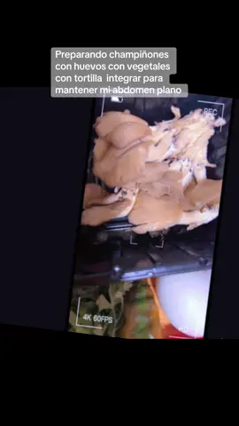 Preparando unos champiñones con huevos y verduras verde con una tortilla integral, todo por mantener mi abdomen plano, una dieta saludable 🥬🌶️🧅🫑🥚🍳🌮🌮
