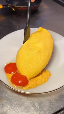 卵黄が産まれてくるオムライス🍅 こちらのお店では、外ふわ中トローりなオムライスが食べられる！ 贅沢なプレミアムオムライス🍳  📍Sweet Check / 表参道 ￥2600～/人 ⏰営業時間：11:00〜20:00 💤定休日：なし 🏠住所：〒107-0062 東京都港区南青山３丁目１８−５ さくらアパートメント 1階 #東京グルメ #表参道グルメ  #tiktokfood 