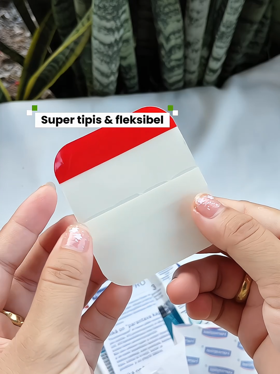 Hansaplast super tipis & elastis, bisa banget untuk menutup luka dibagian siku, lutut dll, gk gampang lepas terkena air#hansaplast #healfasterlikesecondskin #secondskin #tenangbawahansaplast 