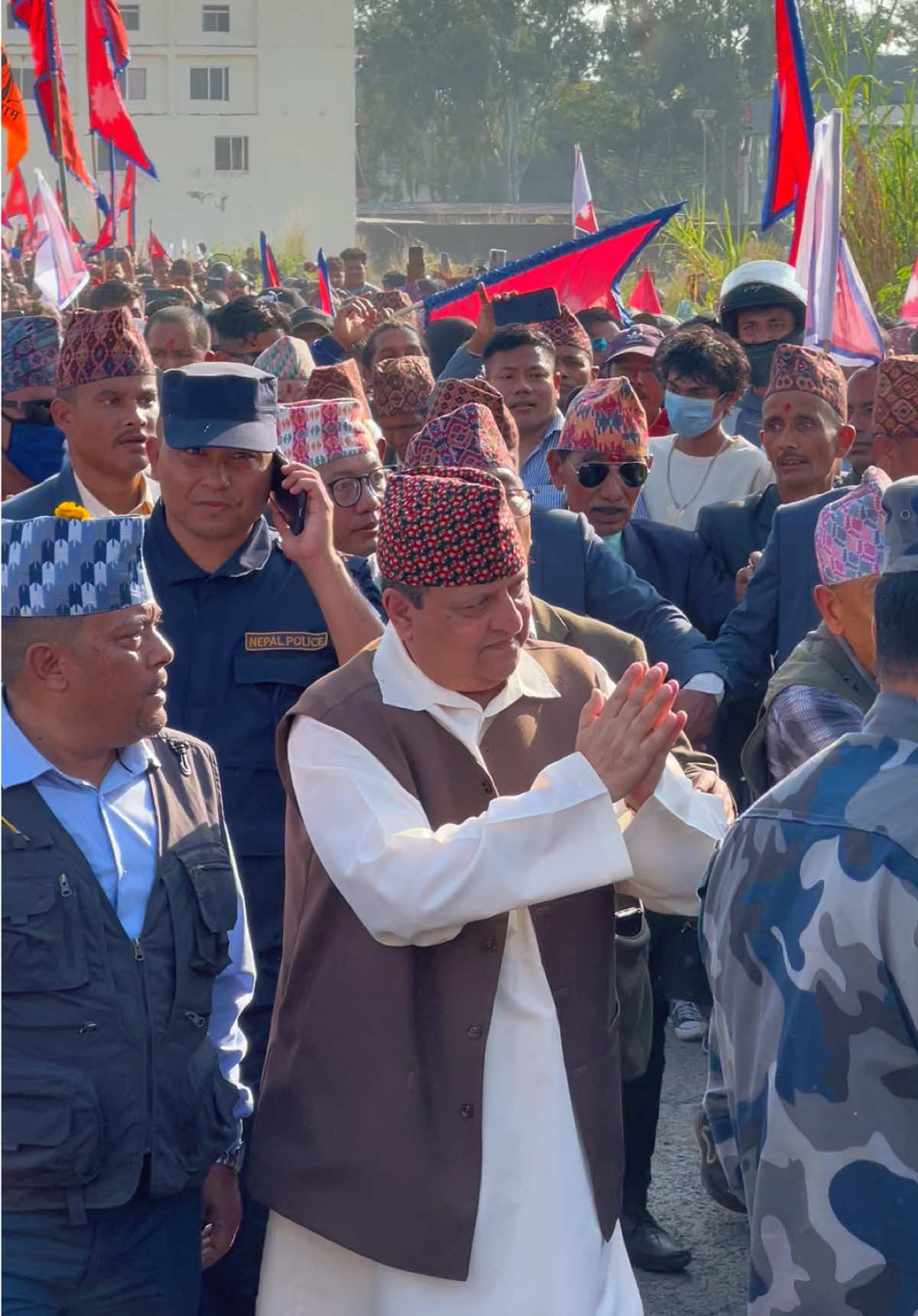 स्वदेश फर्क, स्वदेश नै स्वर्ग !  : श्री ५ ज्ञानेन्द्र  अब देशमा राजसंस्था पुनर्स्थापनाको विकल्प छैन !  #WakeUpNepal  🙏🕉🟧🇳🇵 #HinduAdhirajya #Nepal #Arun #kinggyanendra 