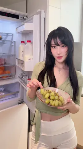 Wash a bunch of sunny green grapes~~ #邪剑仙喵瑞莉娅 #lol #Yujie #glasses 